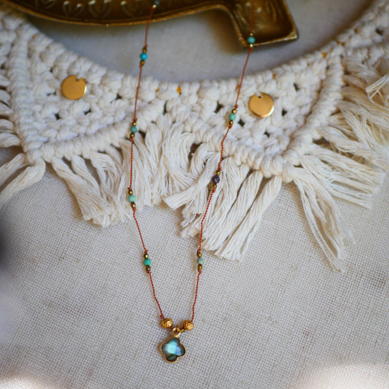 Collier UBIKA avec cordon Orangé avec Turquoise, trèfle en Labradorite doré à l'or fin et Hématite