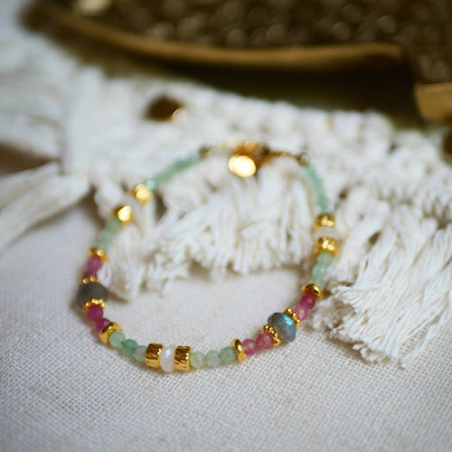 Bracelet PRERANA avec Aventurine, Tourmaline rose, Labradorite, Pierre de lune et breloques en acier inoxydable