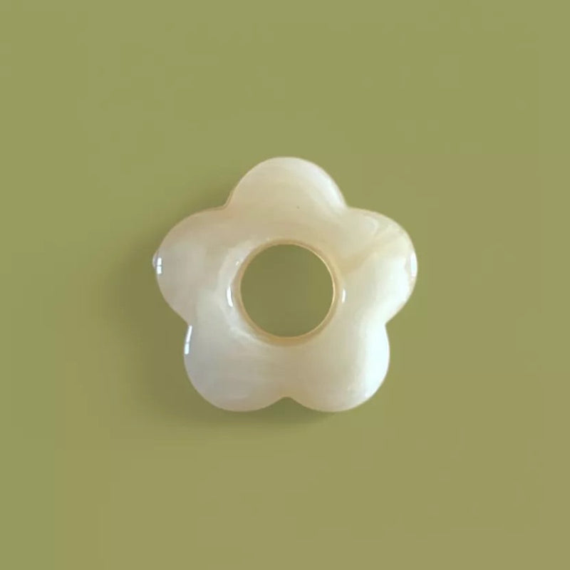 Paire de boucles d'oreilles - Billie - Fleur - Ecru - Anneaux plaqués or