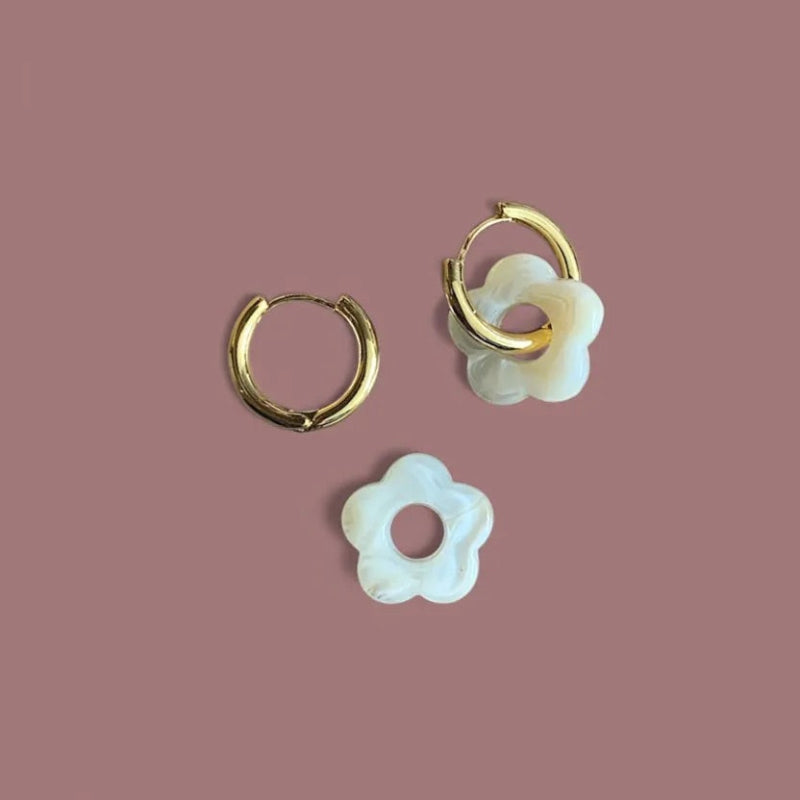 Paire de boucles d'oreilles - Billie - Fleur - Ecru - Anneaux plaqués or