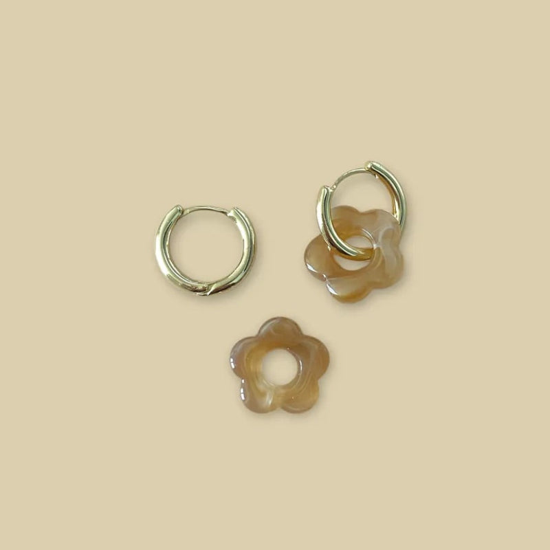 Paire de boucles d'oreilles - Billie - Fleur - Miel - Anneaux plaqués or