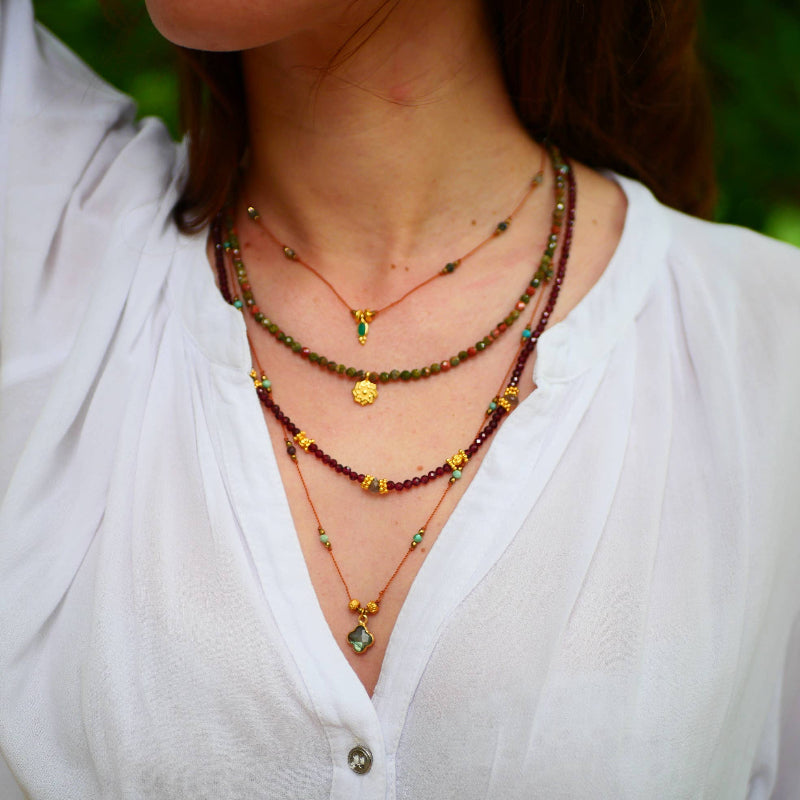 Collier UBIKA avec cordon Orangé avec Turquoise, trèfle en Labradorite doré à l'or fin et Hématite