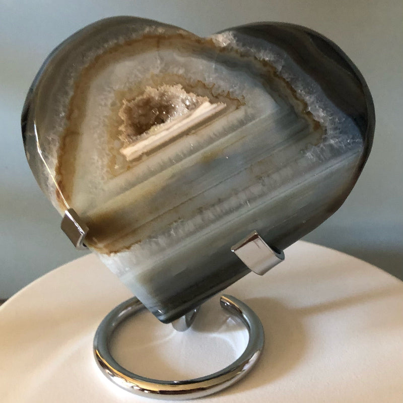 Cœur en Agate Druzy Grise et son support métallique