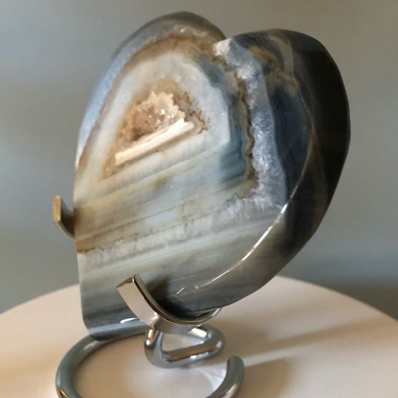 Cœur en Agate Druzy Grise et son support métallique