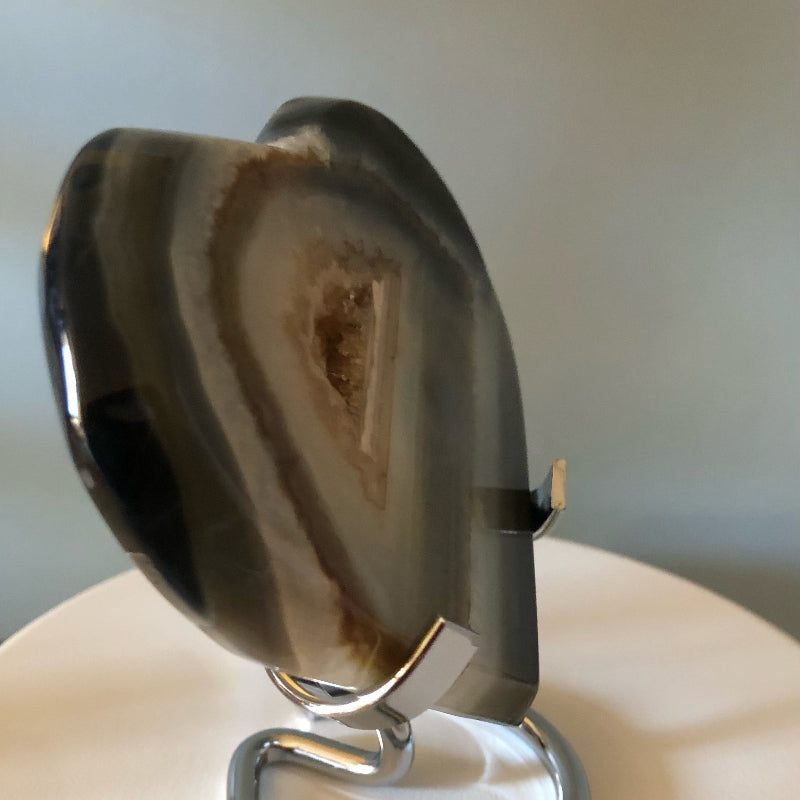 Cœur en Agate Druzy Grise et son support métallique