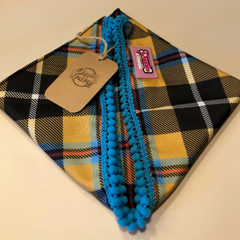 Bandana à Nouer pour chien en tartan de Cornouailles à pompons bleus