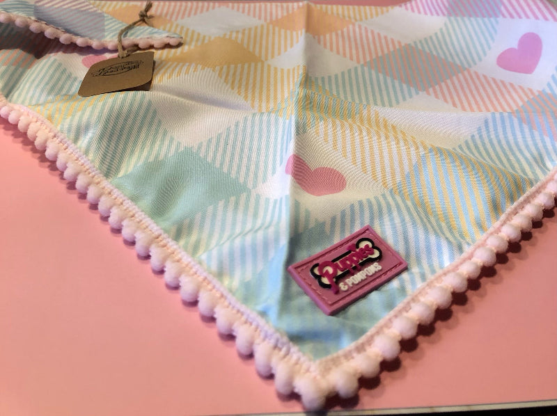 Bandana à Nouer pour chien au motif Vichy pastel avec coeur et liseré à pompons rose