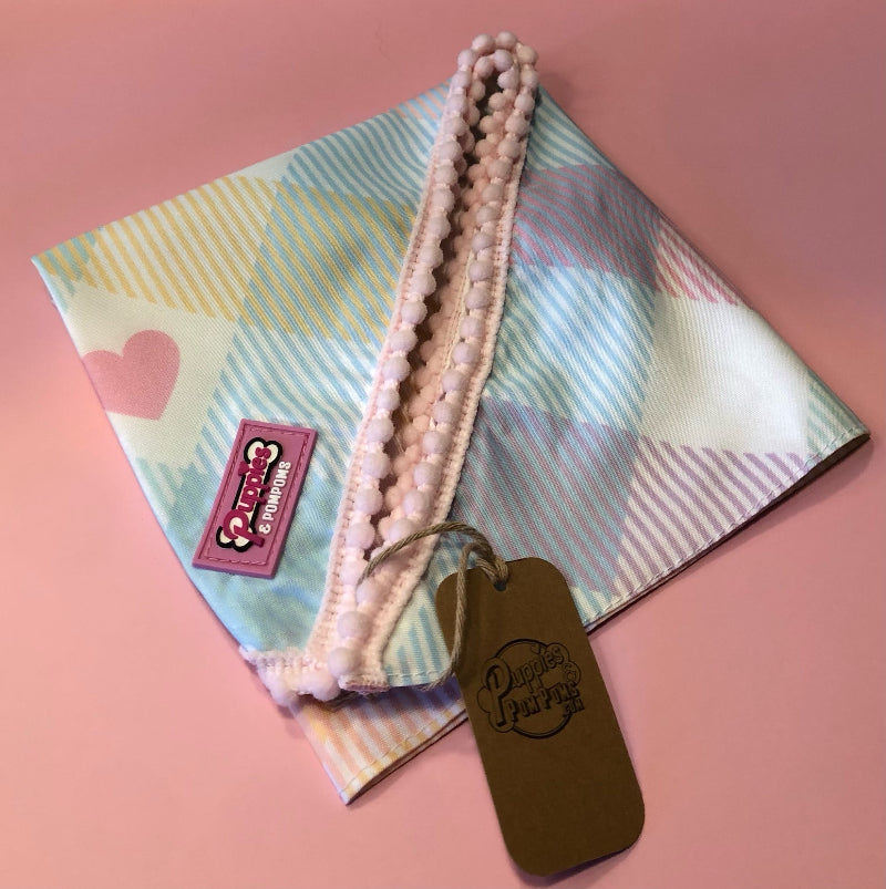 Bandana à Nouer pour chien au motif Vichy pastel avec coeur et liseré à pompons rose