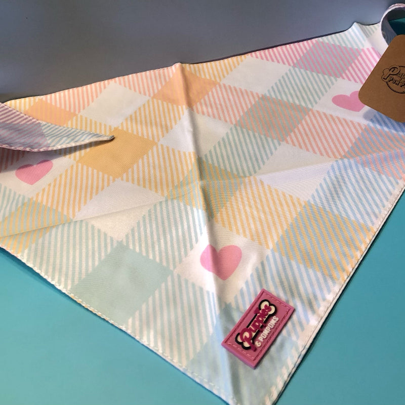 Bandana à Nouer pour chien au motif Vichy pastel avec coeur