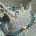 Bracelet en perles de verre facettées scintillantes Ton bleu avec Petit Charm Coeur en acier doré