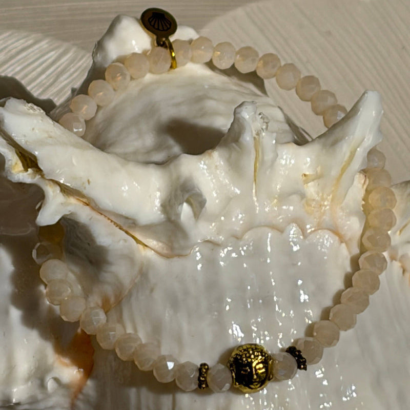 Bracelet en perles de verre facettées scintillantes Ton blanc crème avec Petit Charm bouddha en acier doré