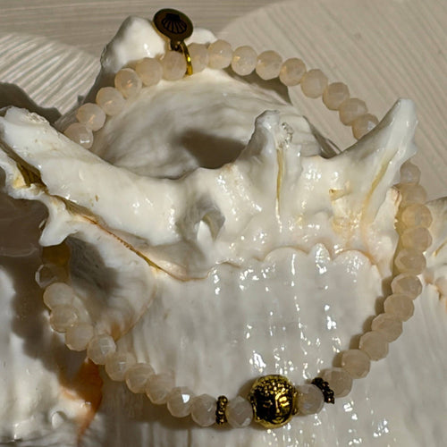 Bracelet en perles de verre facettées scintillantes Ton blanc crème avec Petit Charm bouddha en acier doré