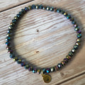 Bracelet en perles de verre facettées scintillantes aux tons de bleu et reflet arc-en-ciel