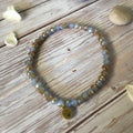 Bracelet en perles de verre facettées scintillantes aux tons bleu gris et beige