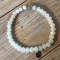 Bracelet en perles de verre facettées scintillantes Ton blanc avec Charm en acier argenté