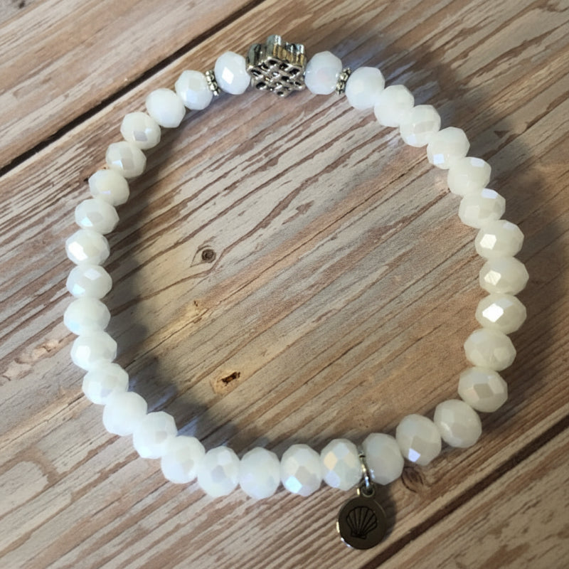 Bracelet en perles de verre facettées scintillantes Ton blanc avec Charm en acier argenté