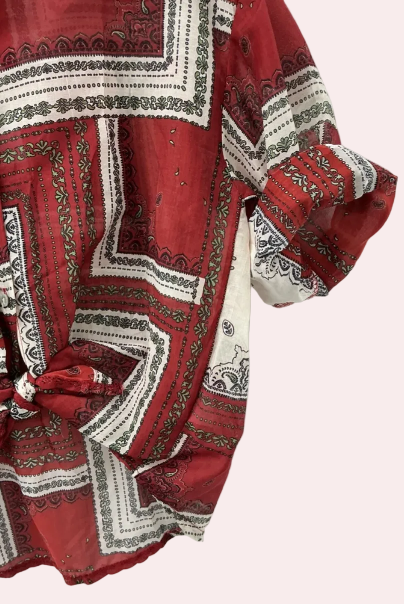 Chemise à manches mi-longues et superbes motifs aux tons rouge et blanc