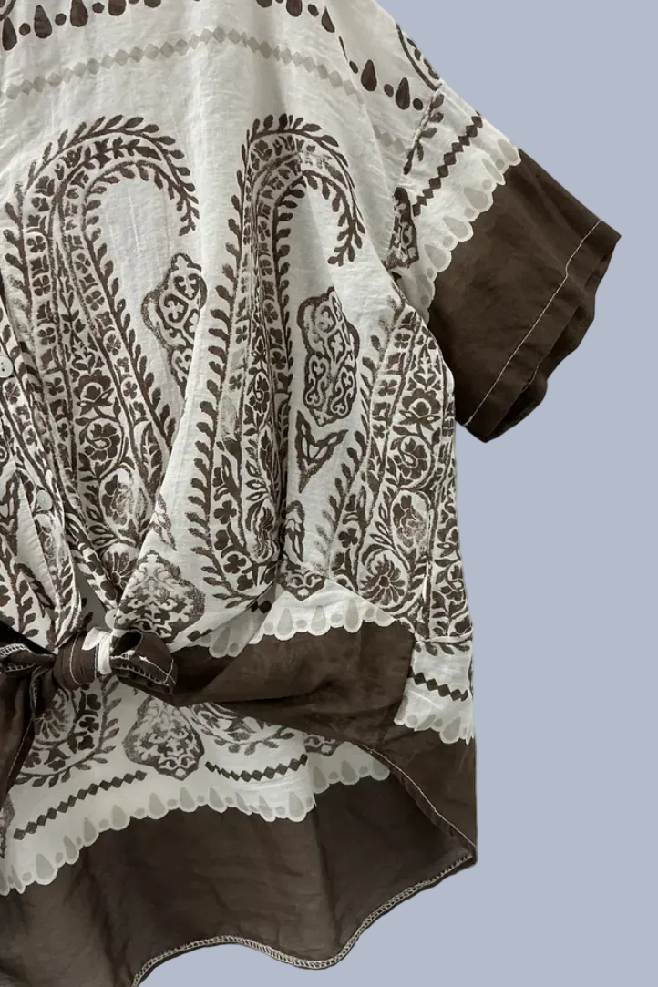 Chemise à manches courtes et beaux motifs aux tons de blanc et marron