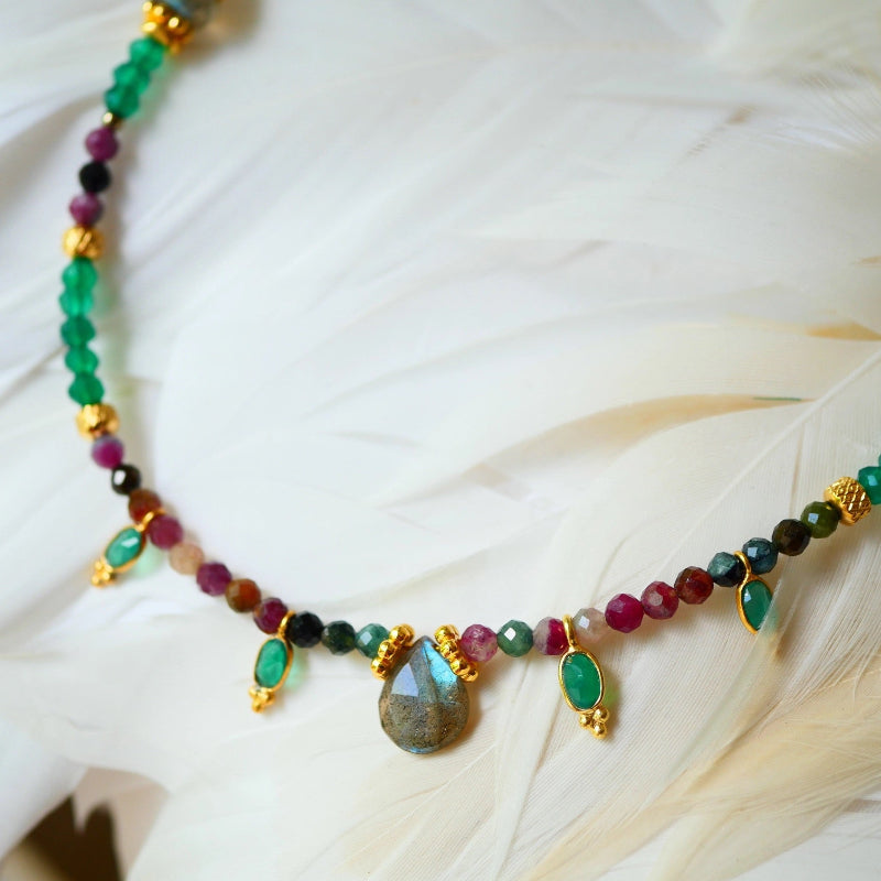 Collier GATHA avec Tourmaline, Onyx Vert et Labradorite et breloques en acier inoxydable dorées à l'or fin