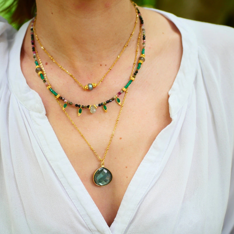 Collier GATHA avec Tourmaline, Onyx Vert et Labradorite et breloques en acier inoxydable dorées à l'or fin