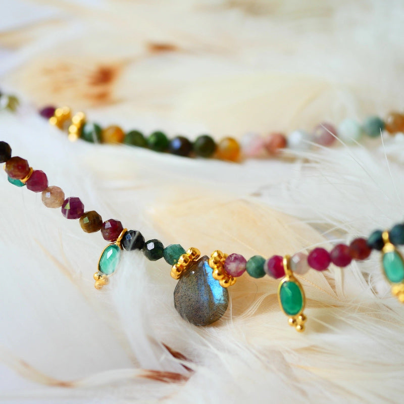 Collier GATHA avec Tourmaline, Onyx Vert et Labradorite et breloques en acier inoxydable dorées à l'or fin