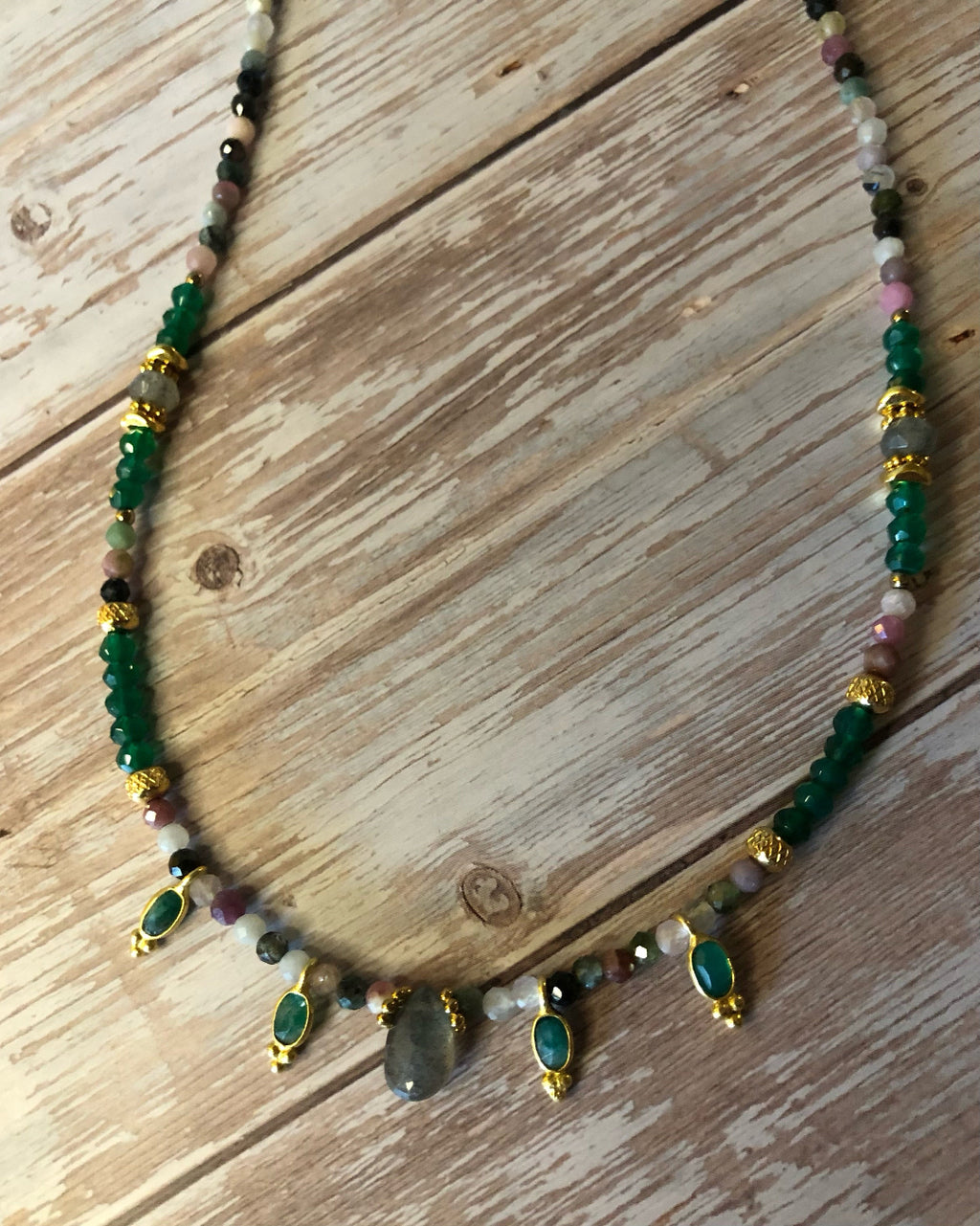Collier GATHA avec Tourmaline, Onyx Vert et Labradorite et breloques en acier inoxydable dorées à l'or fin