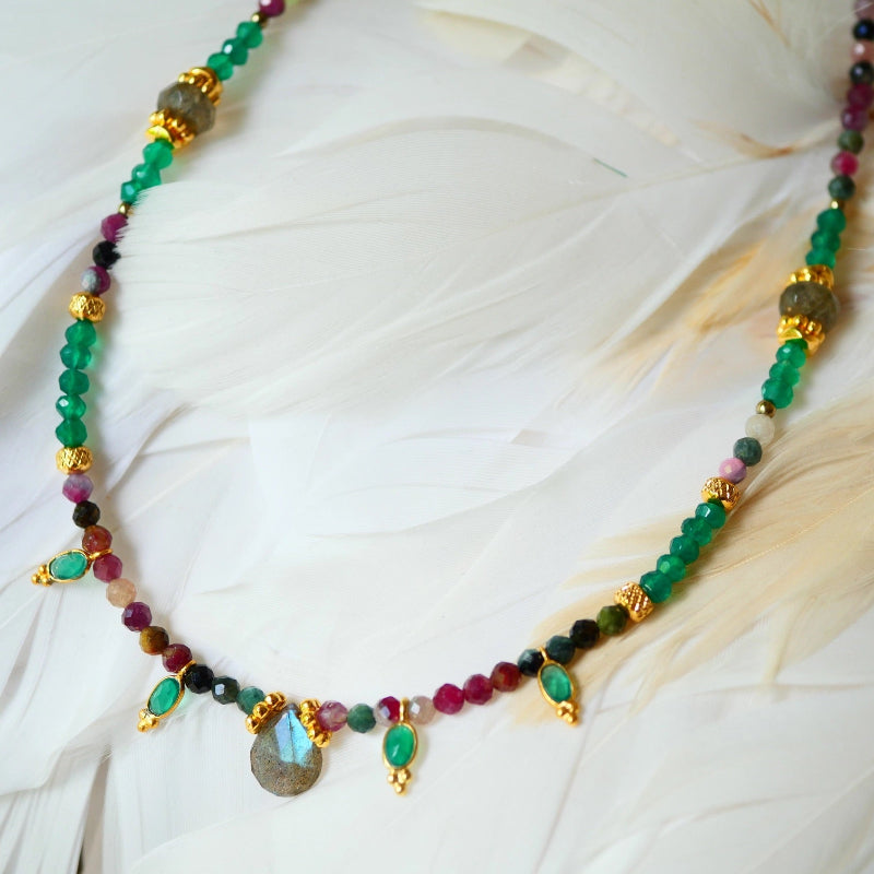Collier GATHA avec Tourmaline, Onyx Vert et Labradorite et breloques en acier inoxydable dorées à l'or fin