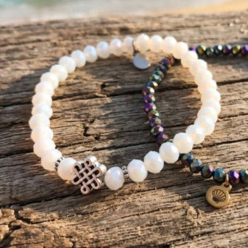 Bracelet with shimmering faceted glass beads White tone with silver-plated steel charm