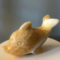Dauphin en Calcite miel – Sculpture de dauphin en pierre protectrice