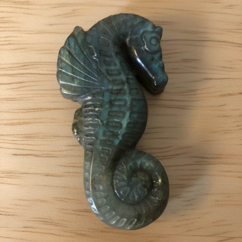 Petit Cheval de mer en Labradorite – Sculpture en pierre précieuse