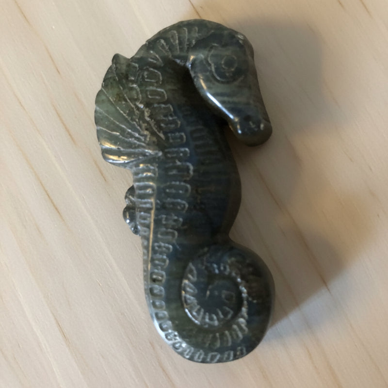 Petit Cheval de mer en Labradorite – Sculpture en pierre précieuse