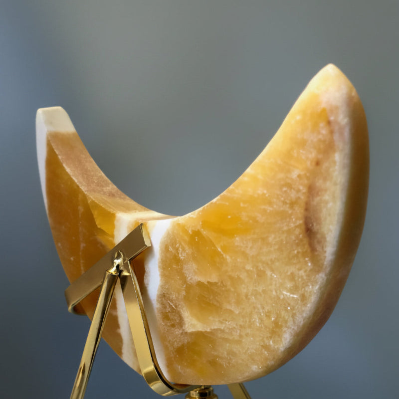 Lune en Calcite Jaune et son support métallique