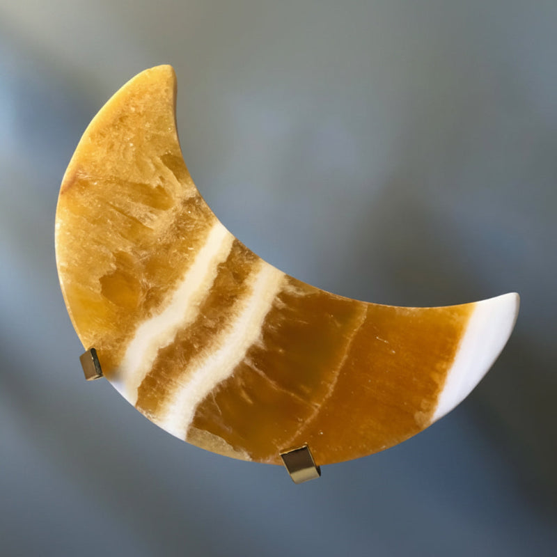 Lune en Calcite Jaune et son support métallique