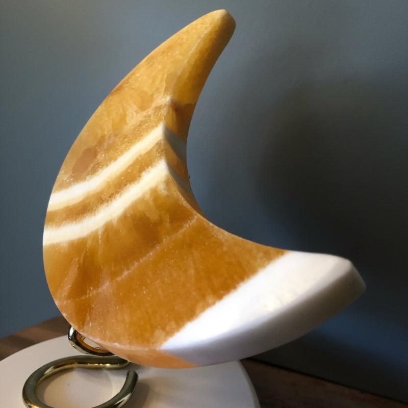 Lune en Calcite Jaune et son support métallique