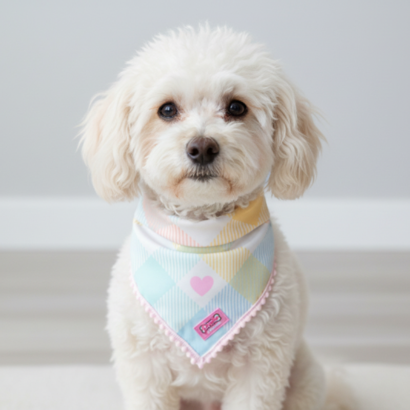 Bandana à Nouer pour chien au motif Vichy pastel avec coeur et liseré à pompons rose
