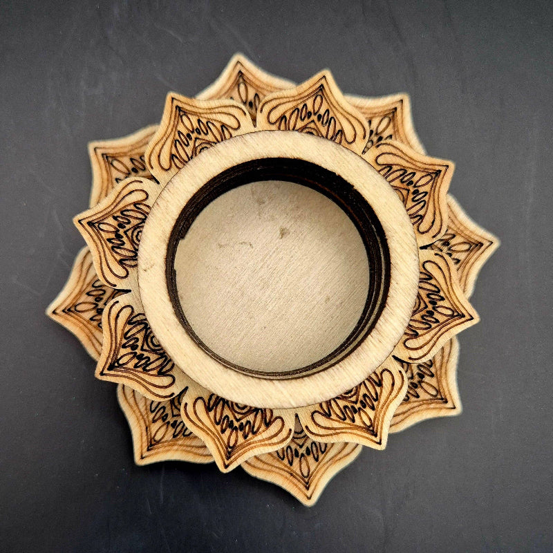 Support sphérique en bois en forme de lotus pour sphère de cristal.