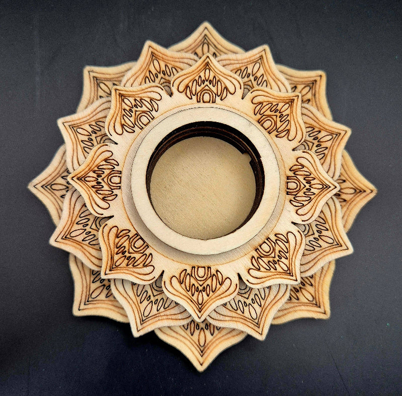 Support sphérique en bois en forme de lotus pour sphère de cristal.