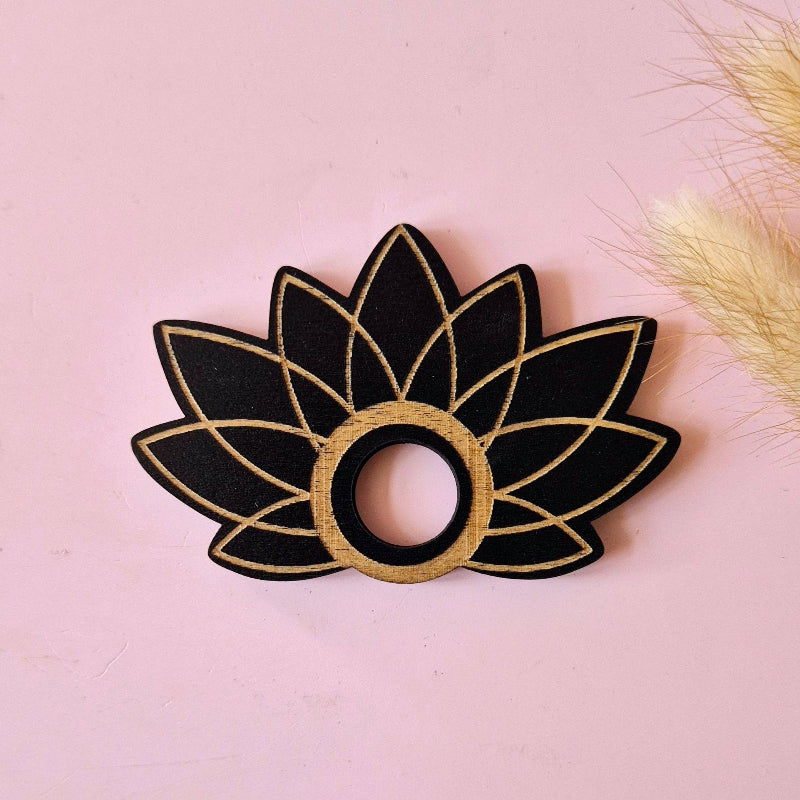 Support en forme de lotus en bois pour sphère en cristal - Teinte noire et fines lignes sculptées.