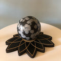 Sphère d’obsidienne flocon de neige et son socle Lotus en bois teinte noire
