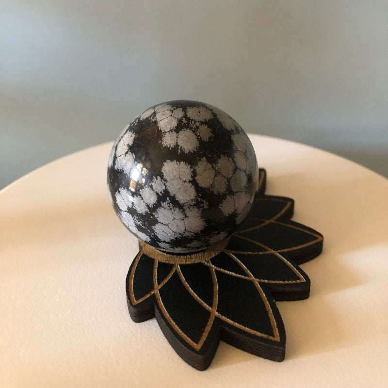 Sphère d’obsidienne flocon de neige et son socle Lotus en bois teinte noire