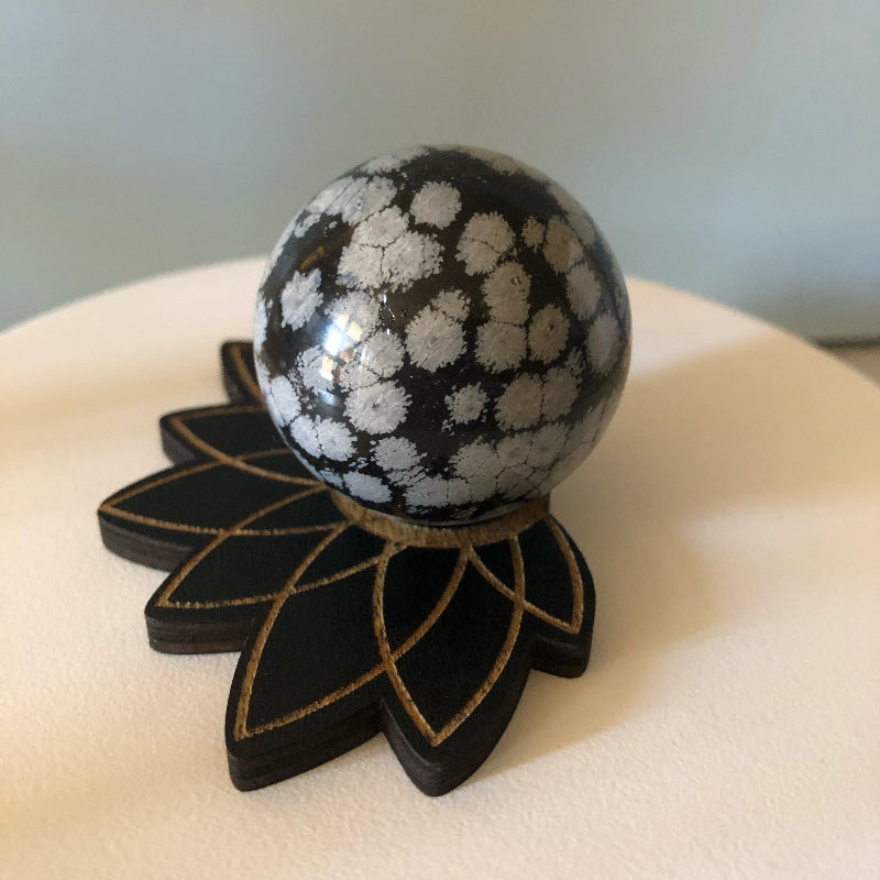 Sphère d’obsidienne flocon de neige et son socle Lotus en bois teinte noire