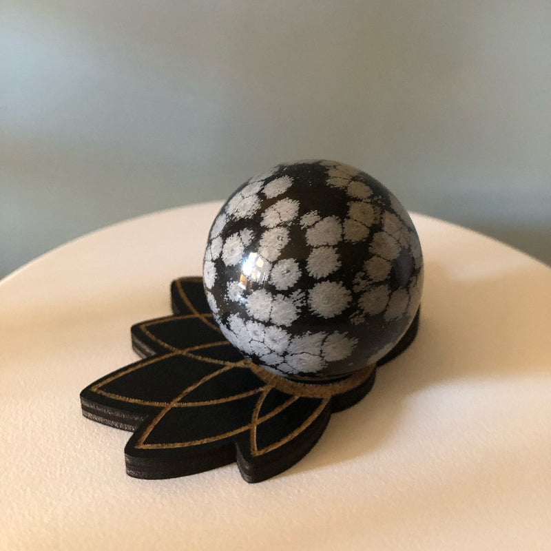 Sphère d’obsidienne flocon de neige et son socle Lotus en bois teinte noire
