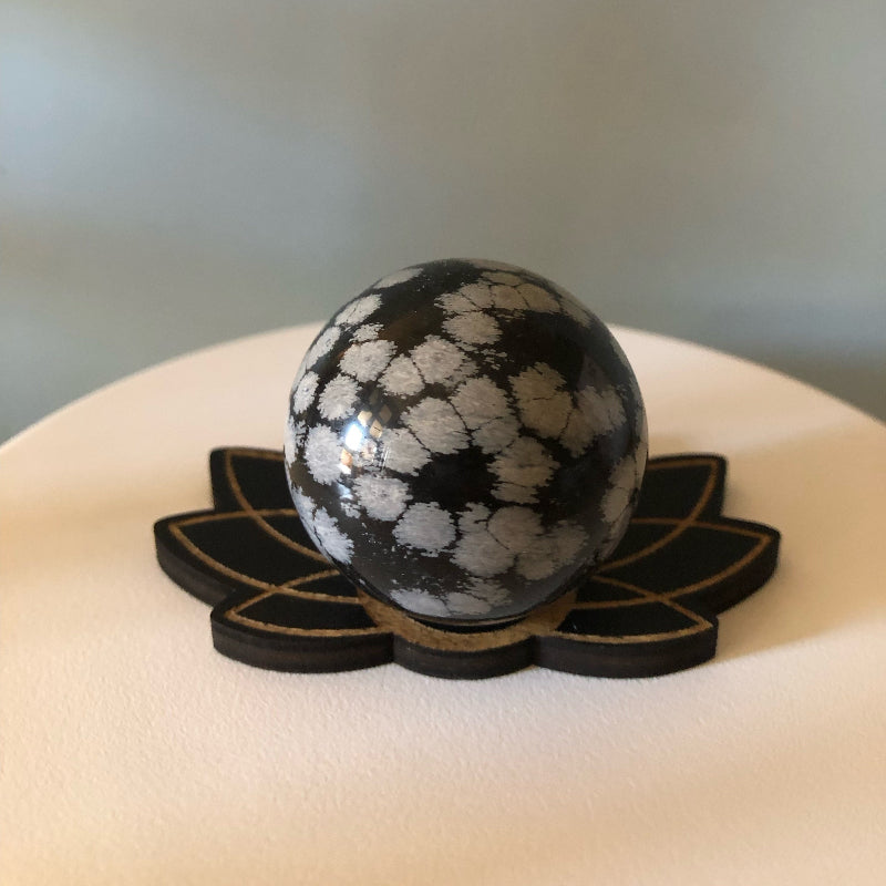Sphère d’obsidienne flocon de neige et son socle Lotus en bois teinte noire