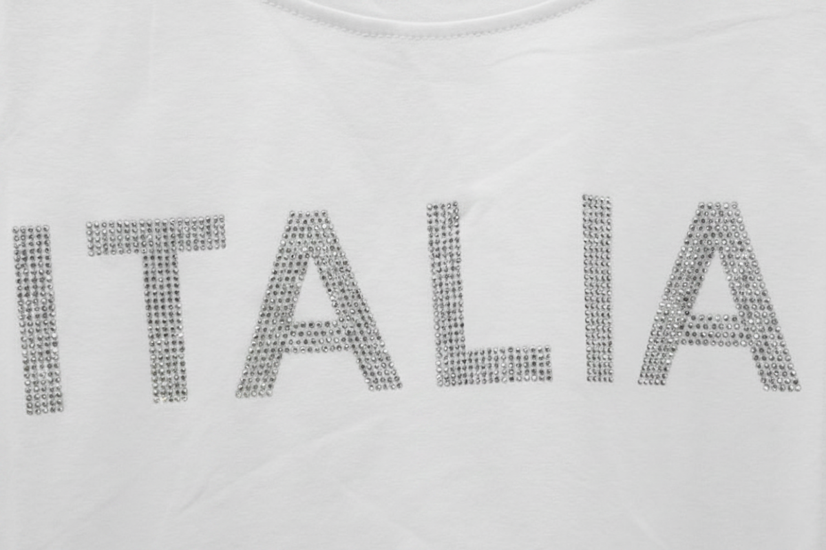 T-shirt confortable à col rond et manches courtes avec imprimé Italia argenté