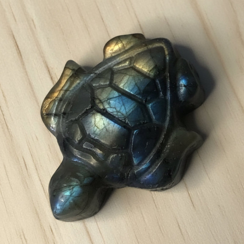 Petite Tortue en Labradorite – sculpture en pierre précieuse