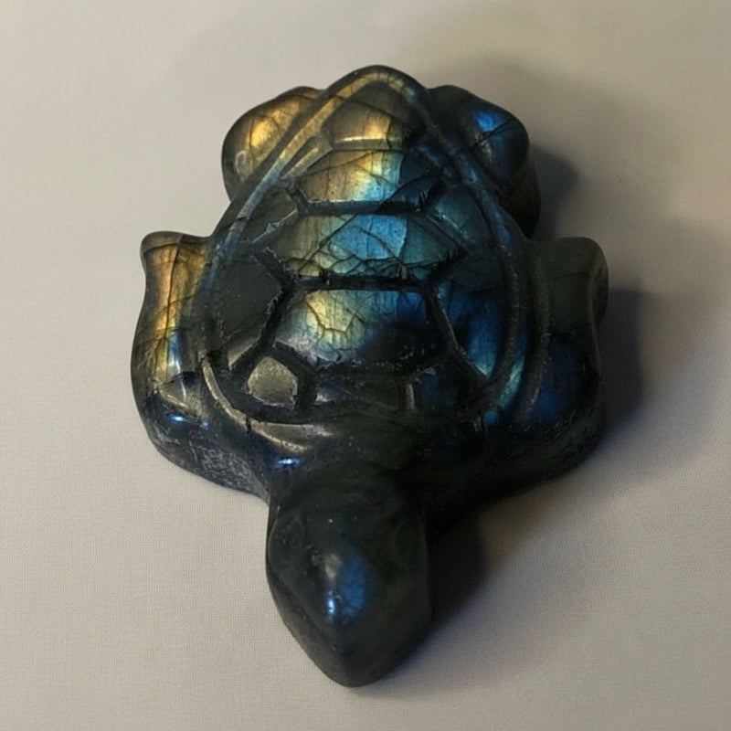 Petite Tortue en Labradorite – sculpture en pierre précieuse