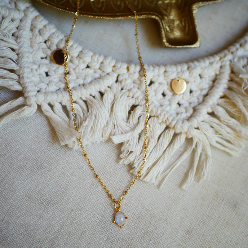 Collier PRAYAN avec pendentif doré à l'or fin en pierre de Lune