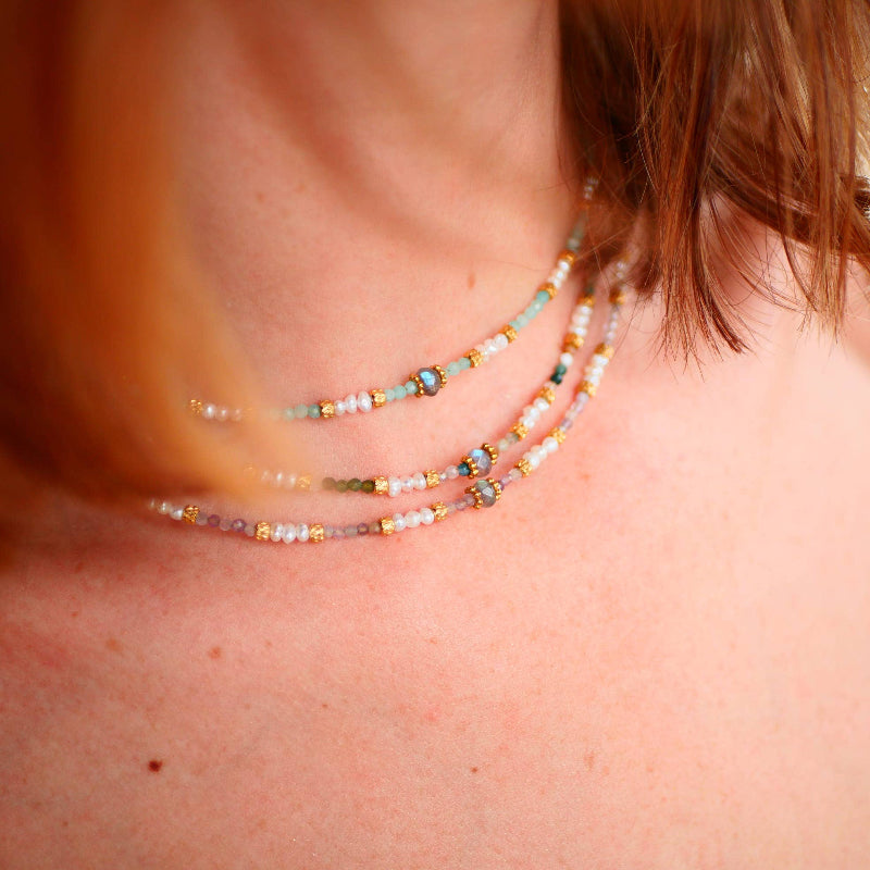 Collier MUKTA en Agates Indiennes, Perles de Culture, Labradorite et breloques en acier inoxydable