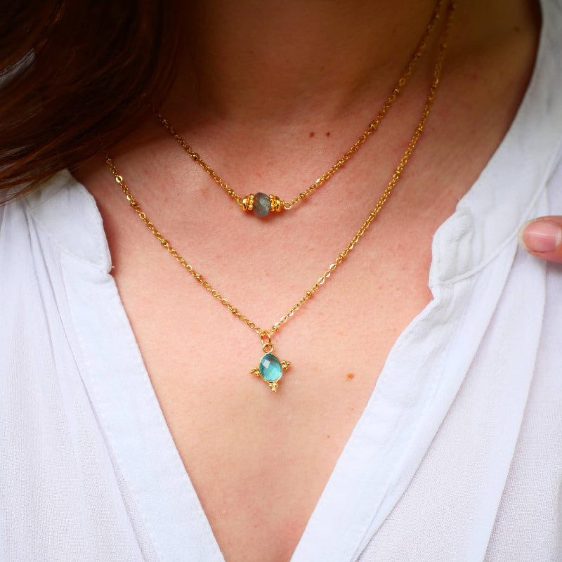 Collier PRAYAN avec pendentif doré à l'or fin en Apatite