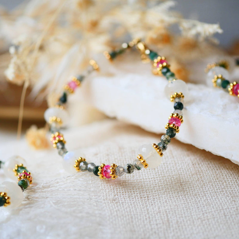 Bracelet MEDINI avec Agate mousse, Topaze rose, Pierre de lune et breloques en acier inoxydable